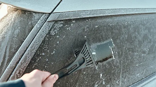 Eiskratz-Tipps bei frostigem Wetter: So wird das Auto schnell eisfrei