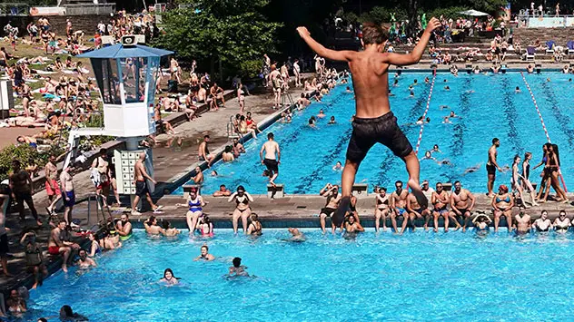 © dpa Ein Junge sucht bei 40 Grad Abkühlung in einem überfüllten Hamburger Freibad.