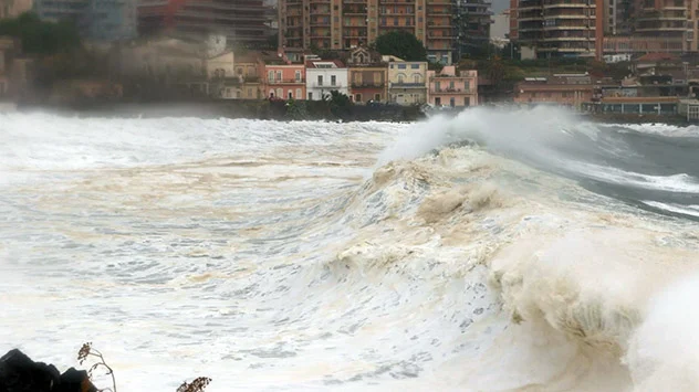 Hohe Wellen in Sizilien peitschen an die Strände von Catania