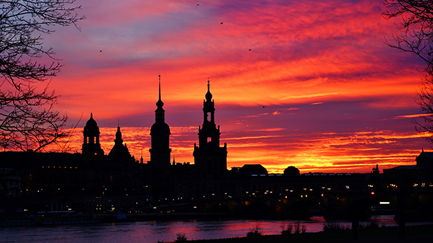 Kräftige Dämmerungsfarben mit der Silhouette der Dresdner Altstadt und der Elbe 