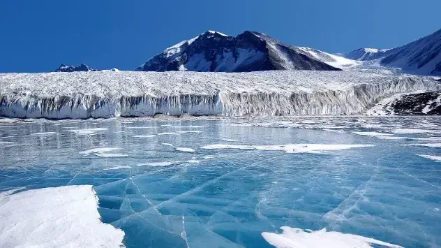 Antarktika je prekrivena ovakvim ledenjacima.