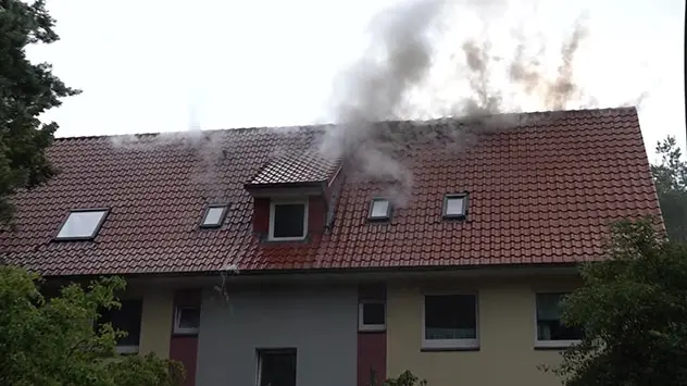 Blitzeinschlag in Hamburg Heimfeld, Dachstuhl brennt