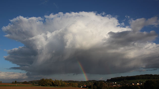 Schauerwolke mit Regenbogen