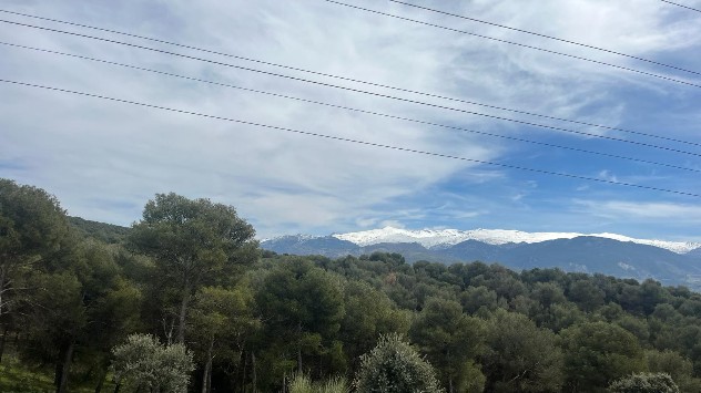 Sierra Nevada se observa con nieve en sus cumbres. 