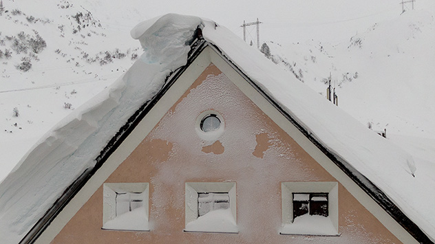 Auf den Dächern bilden sich durch die Kombination aus Schneefall und Wind mächtige Schneewechten.