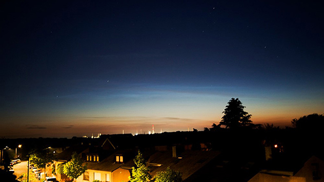 Wie in einem hellblauen Band angeordnet, sind die Leuchtenden Nachtwolken westlich von Köln zu sehen, wenn auch nur schwach ausgeprägt.