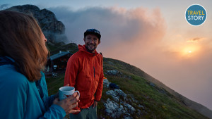 Wanderer genießen den ersten Kaffee beim Sonnenaufgang (c) Region Seefeld / Sebastian Stiphout