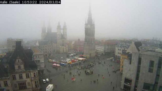Die Webcam auf den Marktplatz von Halle zeigt Nebel. 
