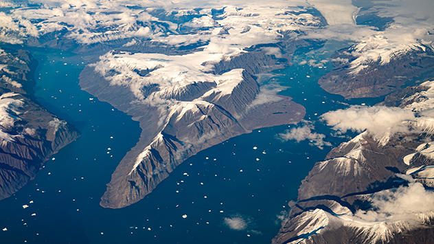 Blick aus dem Flugzeug auf die Westküste Grönlands