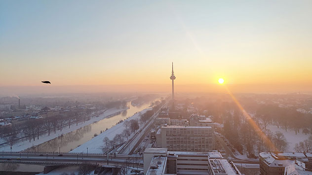 Schnee, Dunst und Sonnenaufgang in Mannheim