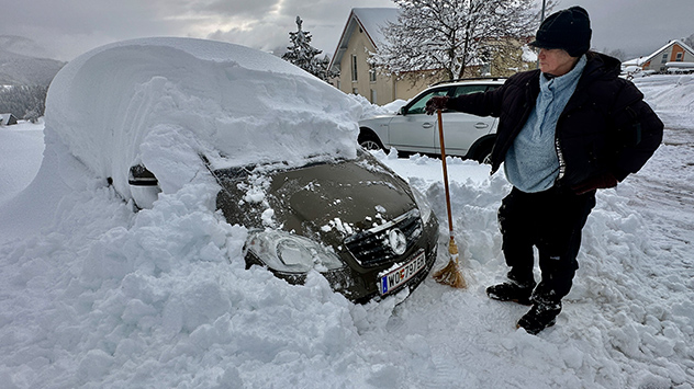 Autos lassen sich im Schnee kaum wiederfinden.