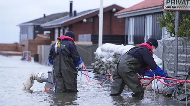 Menschen versuchen, das Wasser in einem überfluteten Viertel von Haderslev an der östlichen Festlandsküste Dänemarks abzupumpen.