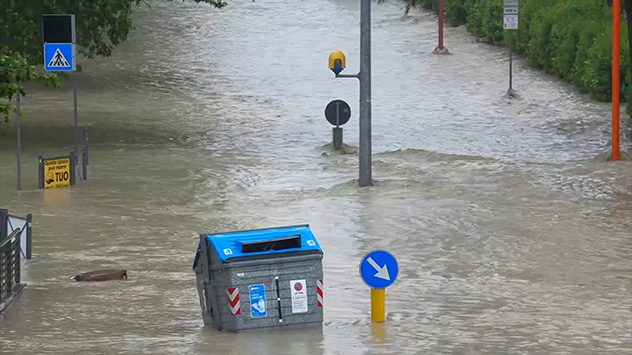 Unter anderem der Fluss Savio ist über die Ufer getreten. Die Stadt Cesena wird dadurch komplett überflutet. 