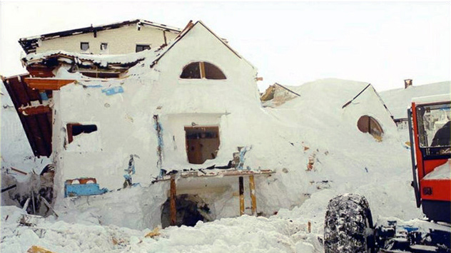 Selbst massiv gebaute Häuser hatten der unvorstellbaren Wucht der eingeschlagenen Schneemassen nicht standgehalten.
