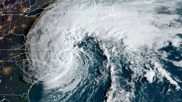 Dit satellietbeeld toont Ophelia op het moment dat ze aan land komt in North Carolina. 