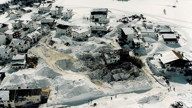 landsby begravet i sne