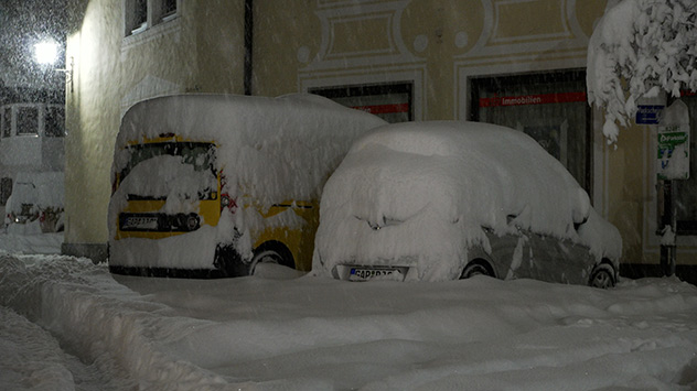Autos in Schneemassen