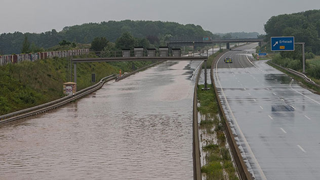 Die Autobahn bei Erftstadt steht unter Wasser. Bild: dpa