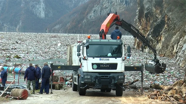 Čišćenje otpada koji se zadržava lančanicama, Drina