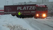 Lastwagen steckt in Oberösterreich im Schnee fest