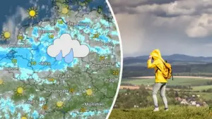 WetterRadar zeigt Regen für Samstag - Wanderpaar auf Hügel mit dunklen Wolken im Hintergrund