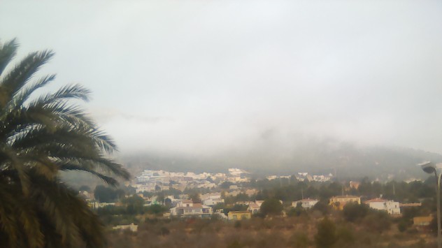 Las nubes bajas han sido protagonistas durante los últimos días en zonas costeras, como en Calpe, Alicante. 