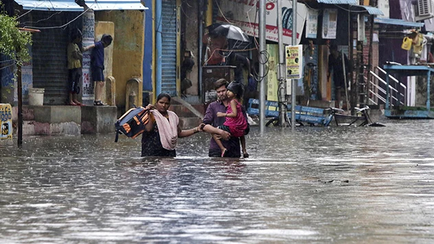 In Chennai im Südosten Indiens steht das Wasser hüfthoch in den Straßen.