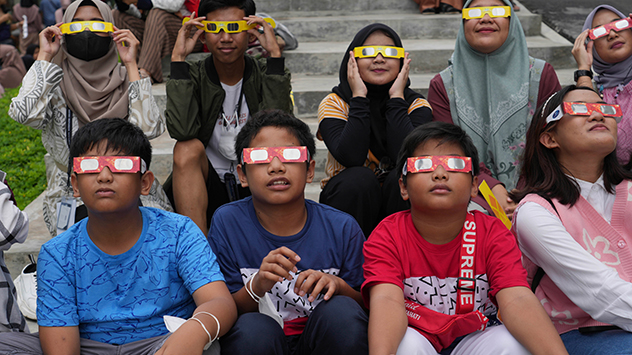 In Jakarta tragen Zuschauer des Spektakels Schutzbrillen. 