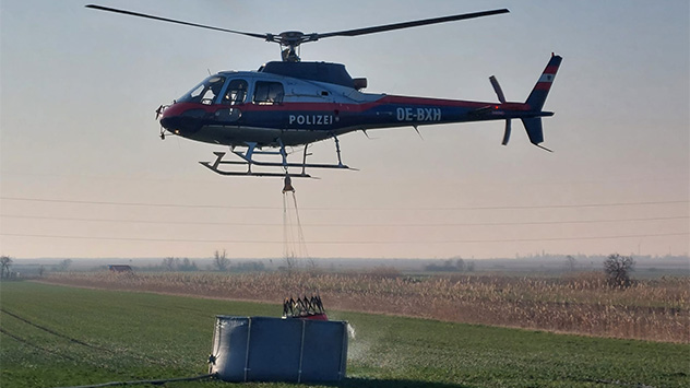 Die Hubschrauber holen sich das Löschwasser aus Wassertanks, welche die Feuerwehrleute am Boden befüllen. 