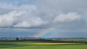 Ein Regenbogen erscheint nach einem Schauer bei Niederstetten im Nordosten von Baden-Württemberg.
