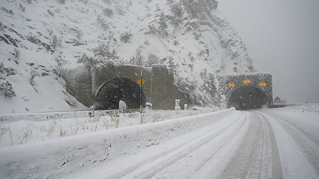 Vor Tunneleinfahrt Straßen in den Bergen Kaliforniens gesperrt
