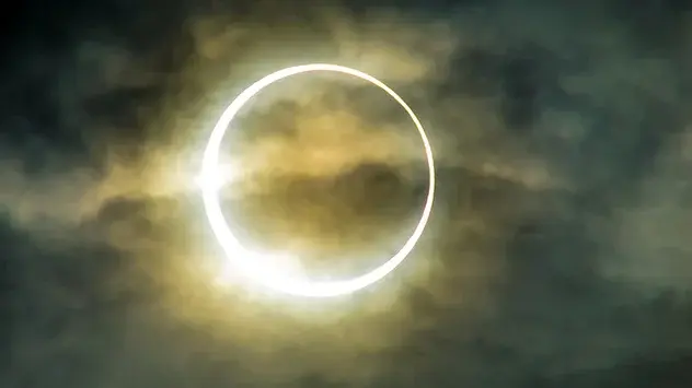 Tijdens een ringvormige zonsverduistering is de maan te klein om de zon volledig te bedekken. 
