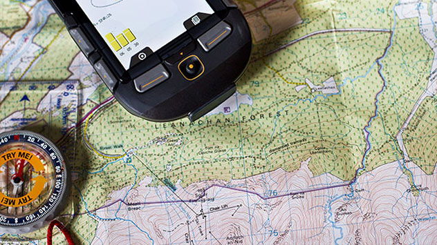 Wenn Sie sich nicht auf Ihre Kartenlesefähigkeiten verlassen möchten, können ein GPS-Gerät und ein Höhenmesser Ihre Wanderung unterstützen.