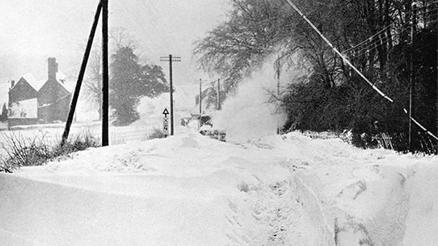 Schneestürme legen immer wieder das öffentliche Leben lahm. Straßen und Schienen werden unpassierbar.