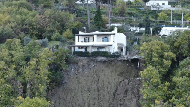 Una vivienda afectada por los corrimientos de tierra en Ischia, Italia.