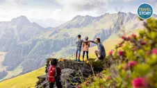 Familie genießt die Aussicht auf das Alpbachtal