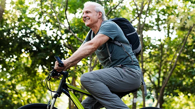 Ein älterer Mann fährt Fahrrad. 