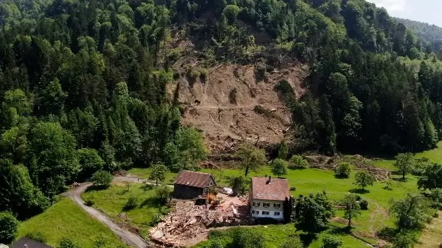 Maisons avant un glissement de terrain