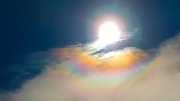 Райдужні хмари (англ. cloud iridescence) або іризація - одне з найрідкісніших оптичних явищ у небі. 