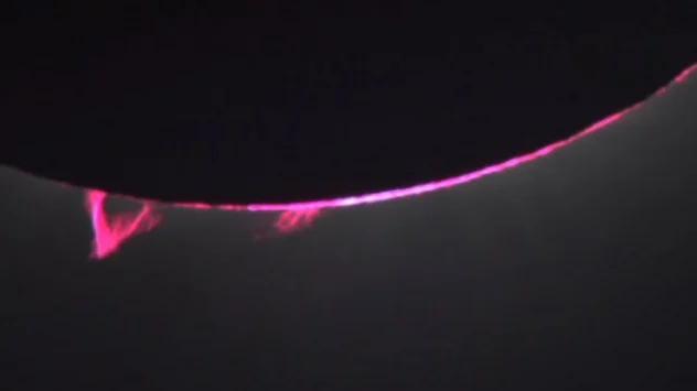 În faza maximă a unei eclipse totale de Soare, au fost vizibile așa-numitele flăcări roz.