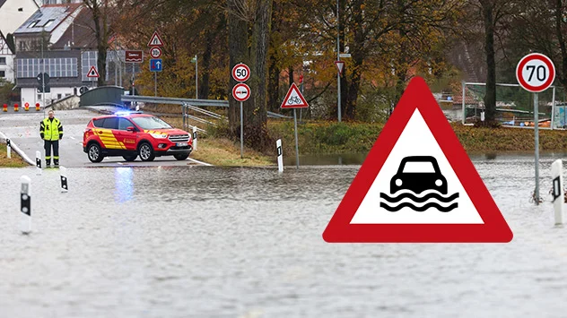 Eine vom Hochwasser der Donau überflutete Straße in Riedlingen in Baden-Württemberg wird von der Feuerwehr überwacht. 