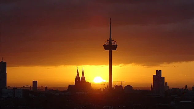 Die Kölner Skyline im Licht der aufgehenden Sonne 