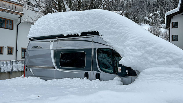 Schneemassen auf Van