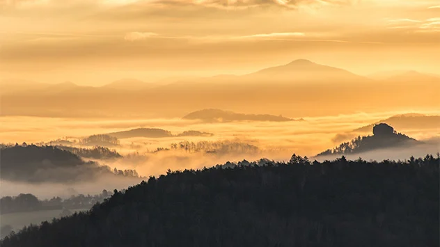 Sonnenaufgang bei Nebel: Blick vom Papststein/sächsische Schweiz