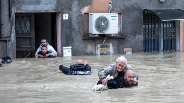 mennesker reddes fra oversvømmede huse på ryuggen af brandmænd