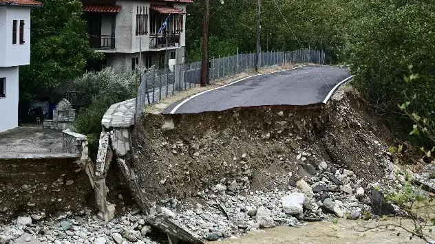 En vej i byen Volos er revet væk af vandmasserne.