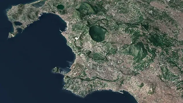 Supervulcanul Campi Flegrei văzut din spațiu. La doar câțiva kilometri est de uriașa sa calderă se află metropola Napoli.