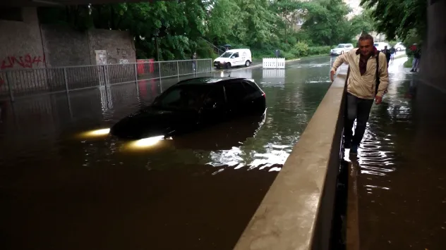 Ein Fahrzeug bleibt in den Regenfluten stecken. 