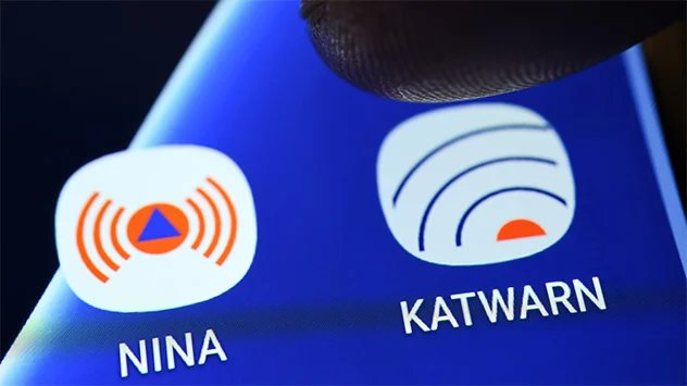 Über Apps wie Nina und Katwarn werden Warnungen verschickt. Beim Cell-Broadcast-System kommt allerdings keine App zum Einsatz. 