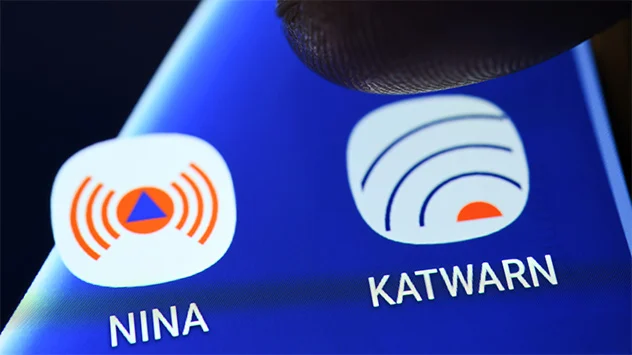 © dpa Über Apps wie Nina und Katwarn werden Warnungen verschickt. Beim Cell-Broadcast-System kommt allerdings keine App zum Einsatz.